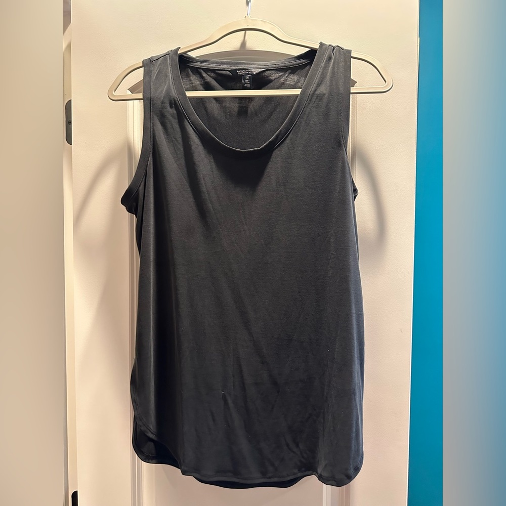 Banana Republic long tank in black. M